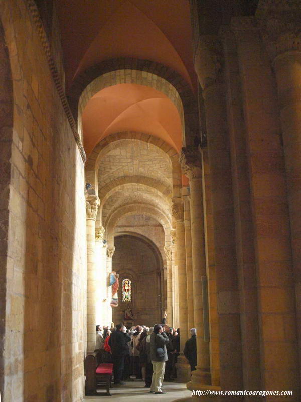 NAVE LATERAL NORTE DESDE LA CABECERA. NOTAR LA COLUMNA EXENTA POR DELANTE DE UN VENTANAL